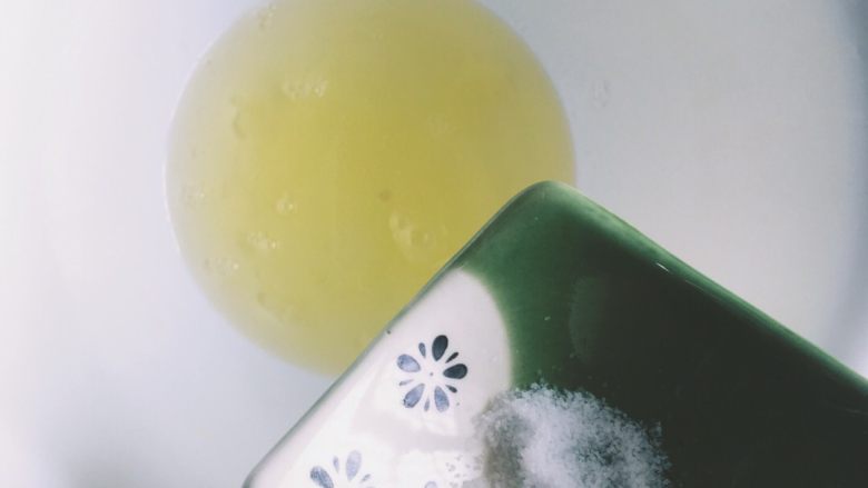 吃起来满口幸福感的蔓越莓戚风蛋糕,蛋白中加盐,这样可以加速蛋白打发哦!