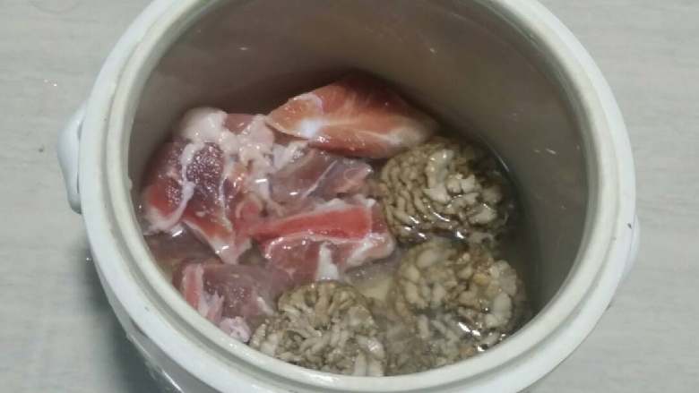 炖雪莲花猪骨汤,将猪骨、雪莲花放入炖盅里,加清水,盖上盅盖。高压锅加水,放入炖盅,至高压锅出汽,改小火,炖20分钟关炉火。