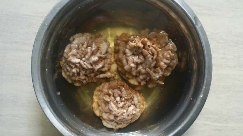 炖雪莲花猪骨汤,雪莲花洗净,用清水泡。