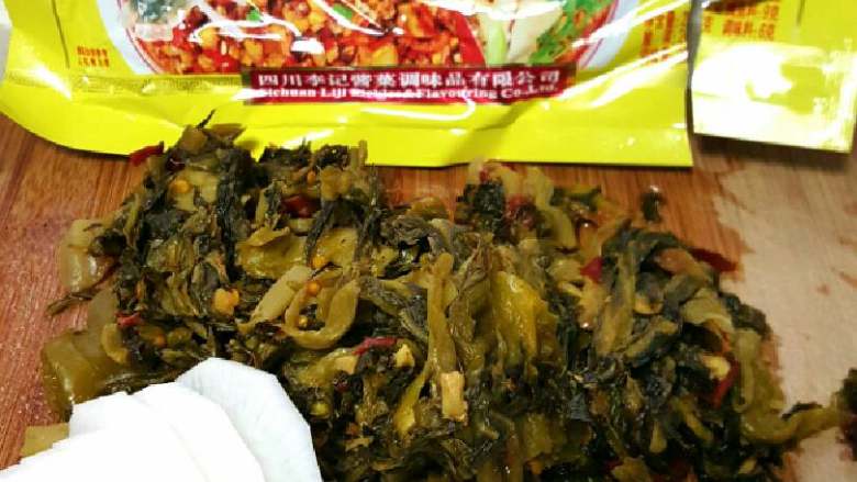酸菜龙利鱼,准备酸菜鱼料一份,<a style='color:red;display:inline-block;' href='/shicai/ 26'>白萝卜</a>切片。