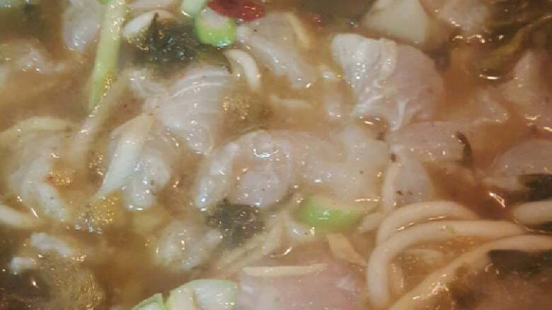 酸菜龙利鱼,加入腌制的鱼片,平铺锅中,先不搅拌待定型2分钟后鱼肉见白,关火。