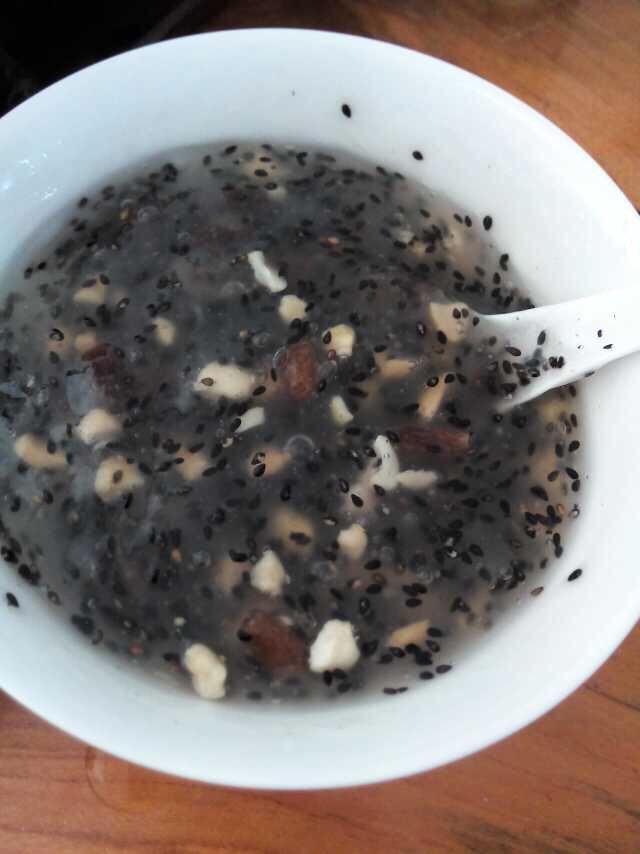 深夜食堂之宫廷八宝粥,<a style='color:red;display:inline-block;' href='/shicai/ 668'>黑芝麻</a>对女性头发好
<a style='color:red;display:inline-block;' href='/shicai/ 2462'>瓜子仁</a>，花生这些干果每天摄入足够的量对身体也是很好的