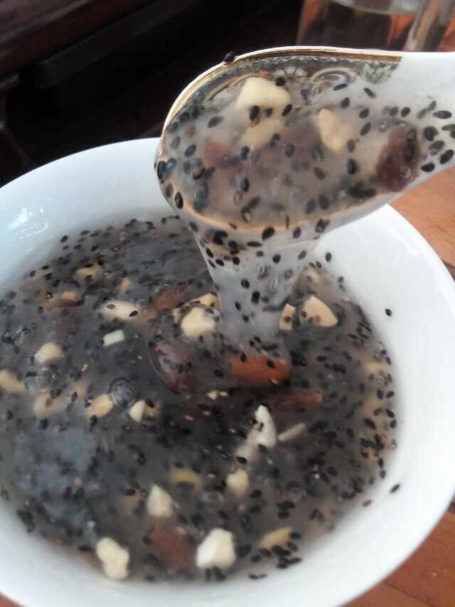 深夜食堂之宫廷八宝粥,1、一袋藕粉用一小杯烧开的凉开水搅拌均匀，然后再倒入一小杯烧开的水顺时针搅拌，顺时针搅拌，顺时针搅拌，放入适量<a style='color:red;display:inline-block;' href='/shicai/ 3729'>白糖</a>。
2、接下来放入准备好的材料，搅拌均匀即可，最后把<a style='color:red;display:inline-block;' href='/shicai/ 6879'>山楂片</a>弄碎，上在上边，一碗美味的藕粉八宝粥就做好了。