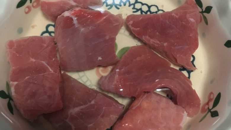 牛肉番茄汤,<a style='color:red;display:inline-block;' href='/shicai/ 216'>牛肉</a>先清水浸泡去除血水