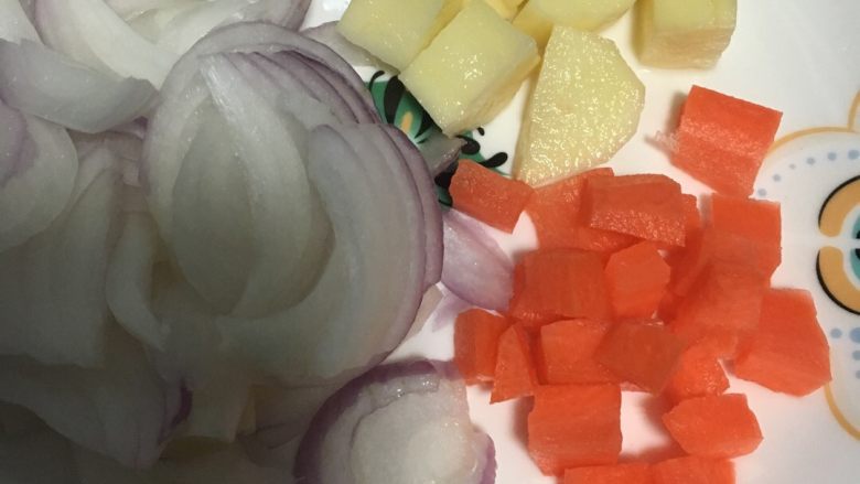 牛肉番茄汤,配料分别切小丁