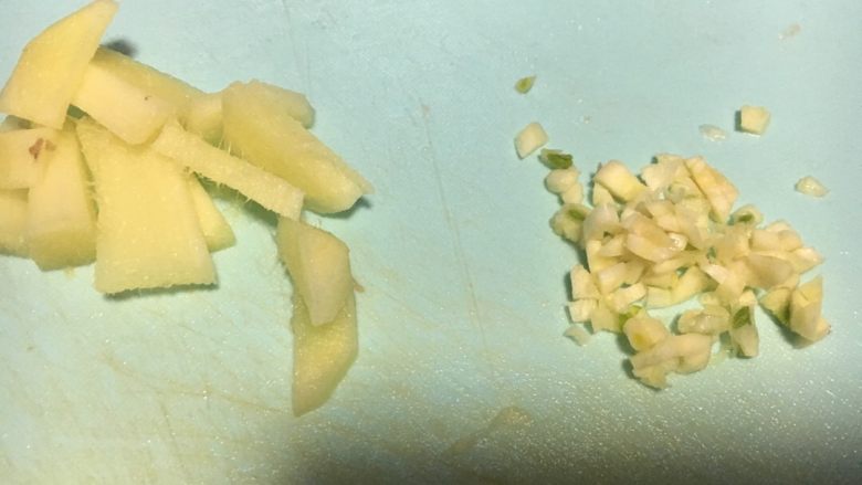 牛肉番茄汤,<a style='color:red;display:inline-block;' href='/shicai/ 37'>姜</a>切片蒜剁茸