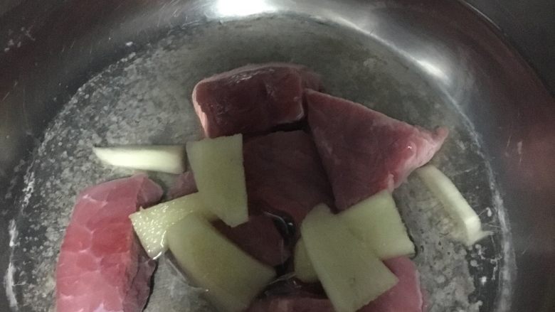 牛肉番茄汤,牛肉加清水姜片<a style='color:red;display:inline-block;' href='/shicai/ 718'>料酒</a>先下锅煮开去浮沫