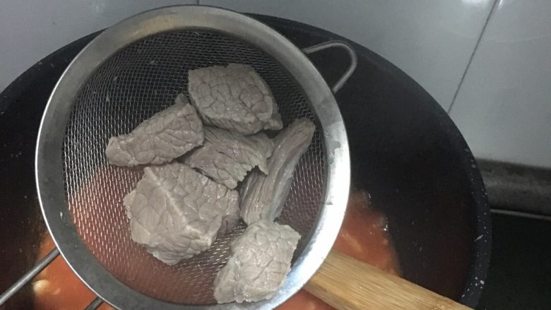 牛肉番茄汤,番茄翻炒片刻后，加入牛肉