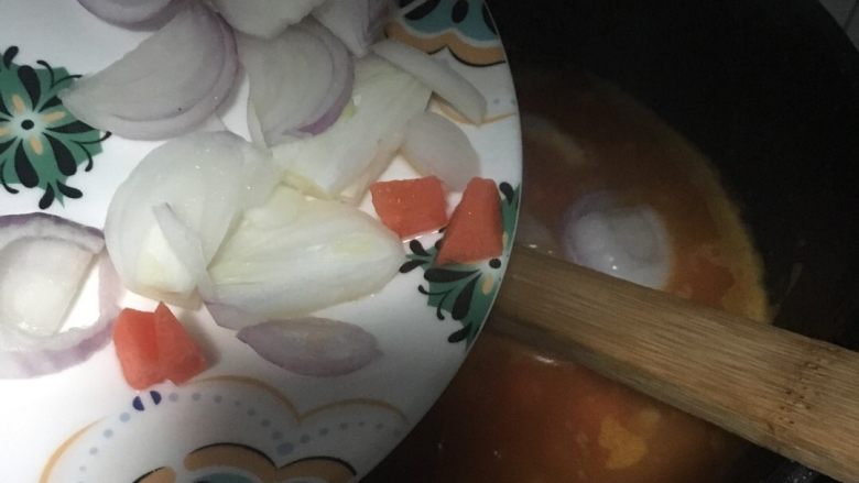 牛肉番茄汤,加入<a style='color:red;display:inline-block;' href='/shicai/ 29'>洋葱</a><a style='color:red;display:inline-block;' href='/shicai/ 23'>土豆</a>和<a style='color:red;display:inline-block;' href='/shicai/ 25'>胡萝卜</a>，倒入<a style='color:red;display:inline-block;' href='/shicai/ 845'>高汤</a>没过食材