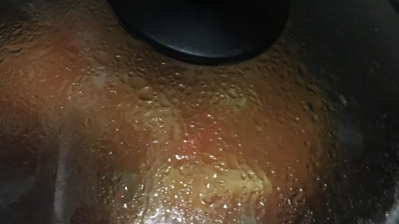 牛肉番茄汤,尝下味道，觉得不够酸的话，再加<a style='color:red;display:inline-block;' href='/shicai/ 699'>番茄酱</a>味道会更浓郁，按自己的口味放盐调味，大火烧开后小火慢炖1小时左右至肉酥烂即可