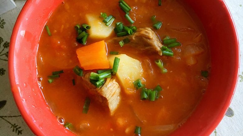 牛肉番茄汤,出锅后可撒些香菜叶，我手边木有只好用葱花代替，呵呵