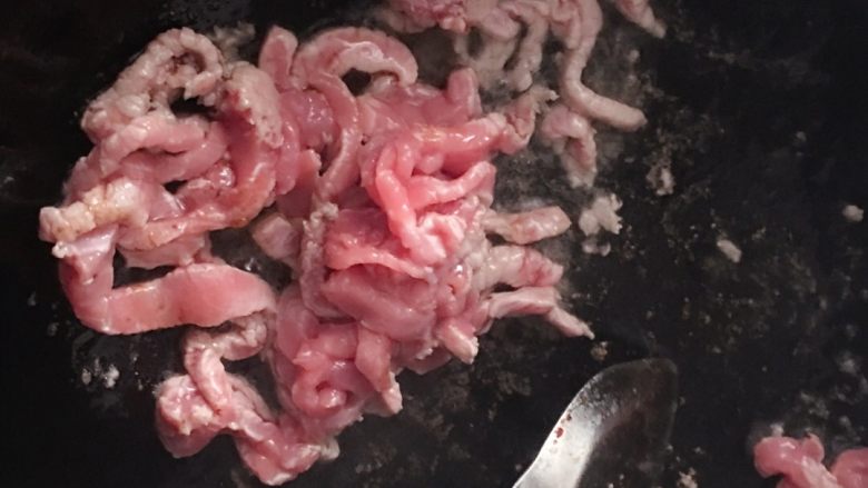 芝士黑椒牛肉意大利面,等意面快好的时候,我们就开始炒牛肉,普通油或者<a style='color:red;display:inline-block;' href='/shicai/ 851'>橄榄油</a>都可以,没必要用黄油,比较容易发胖。