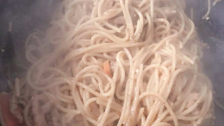 芝士黑椒牛肉意大利面,放入黑胡椒汁在意面里翻炒均匀,因为有点微微辣,所以我没有放很多,颜色没有这么深。
