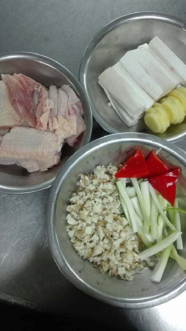 沙姜焗鸡,鸡斩件，菇切段，沙姜拍散切碎，葱姜改刀