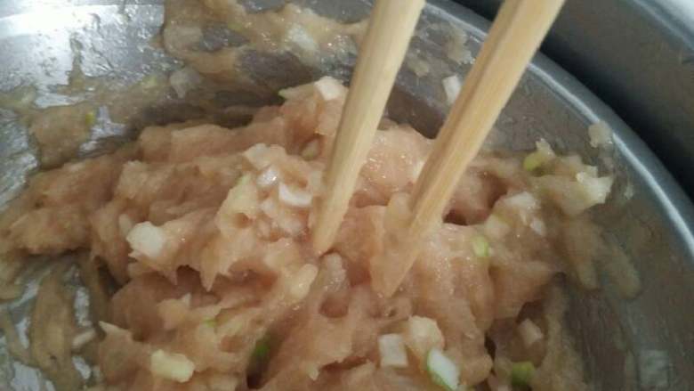 脆鱼饺子,加葱末姜末,料酒,生抽,蚝油,盐,按顺时针用筷子绞打,在这个过程中,随时加花椒水,一直打到软硬合适为止