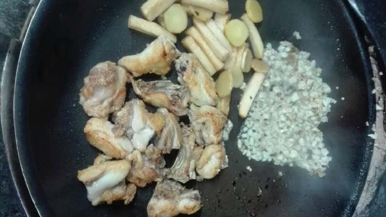 沙姜焗鸡,姜片杏鲍菇炸熟备用，鸡洗干净空干水份，腌制拍生粉，用不粘锅煎至两面金黄色，下沙姜炒香，放入其它料，调蚝油，味精，糖，生抽，盐焗鸡粉少许，即可出锅。