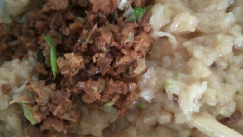 脆鱼饺子,鱼肉打好后加碎马蹄和炒过的<a style='color:red;display:inline-block;' href='/shicai/ 230'>香菇</a>,搅拌均匀
