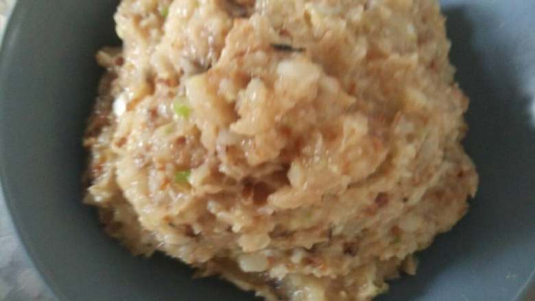 脆鱼饺子,馅料拌好后是这样的