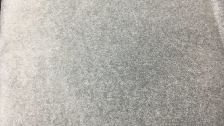 蛋白糖,烤盘里垫上油纸