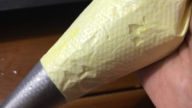 蛋白糖,把蛋白糊灌入裱花袋