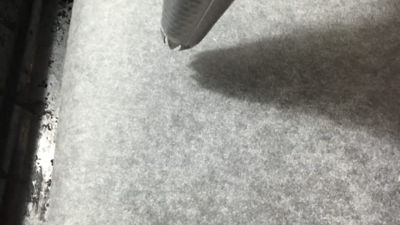 蛋白糖,开始在烤盘里挤一个个的花型