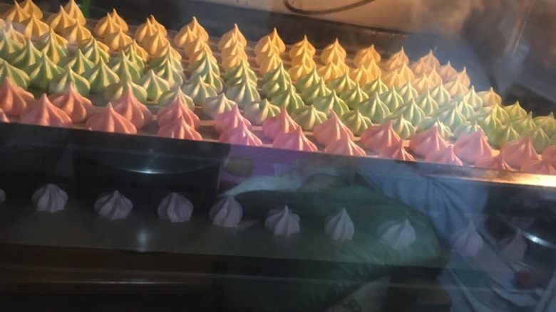 蛋白糖,烤箱90度预热,先烤20分钟,然后转80度继续再烤60分钟左右,期间随时观察上色情况,颜色过深要降低温度