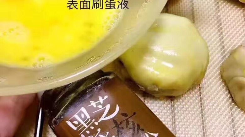 手工蛋黄酥,刷一层蛋液