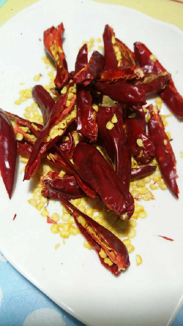 葱爆肉,朝天椒10颗一分为二