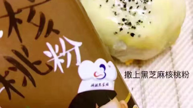 手工蛋黄酥,撒一些芝麻分