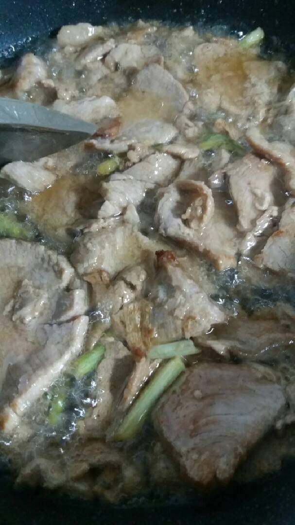 葱爆肉,锅内烧热油把猪肉片滑溜一下