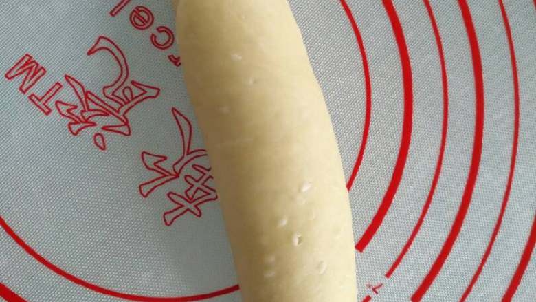 芝麻法包,揉成两头尖中间胖的橄榄型