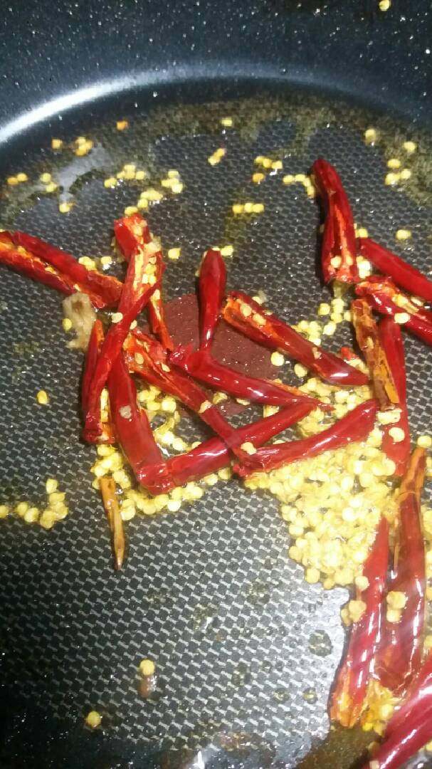 葱爆肉,大火爆香辣椒