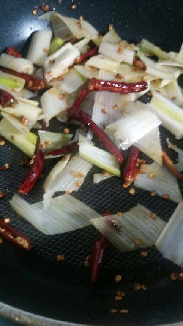 葱爆肉,加入大葱翻炒