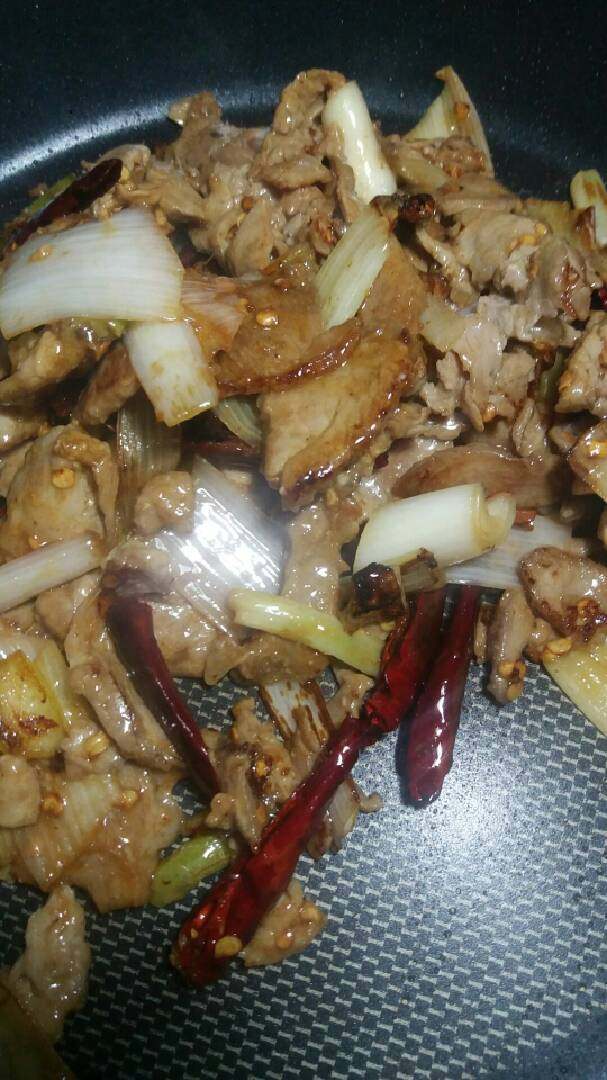 葱爆肉,接下来把炒好的肉片放入锅中继续煸炒片刻后依次加入<a style='color:red;display:inline-block;' href='/shicai/ 788'>生抽</a>5克,盐,味精少量大火爆炒出锅即可,(也可加入少量水勾芡出锅)