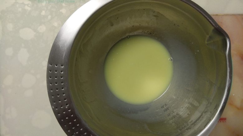 双色巧克力慕斯蛋糕,牛奶加热至冒小泡后倒入切碎的白巧克力碎中拌匀,再加入泡软的吉利片拌匀。