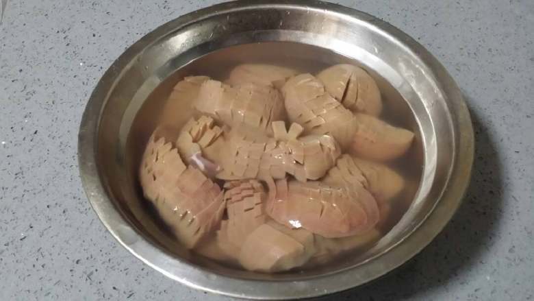青椒炒腰花,将切好的猪腰块装盆,加清水洗几遍,洗时用手轻抓。洗好再加清水浸泡,并加适量盐和米醋。浸泡时间1至8小时均可。