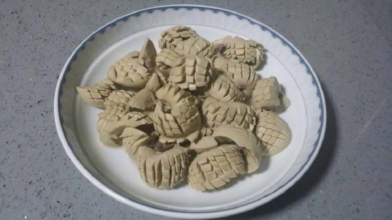 青椒炒腰花,锅加水大火烧沸,将猪腰捞起,挤压滤水,倒入沸水中,焯至7至8成熟捞起,用清水漂洗后捞起装好。