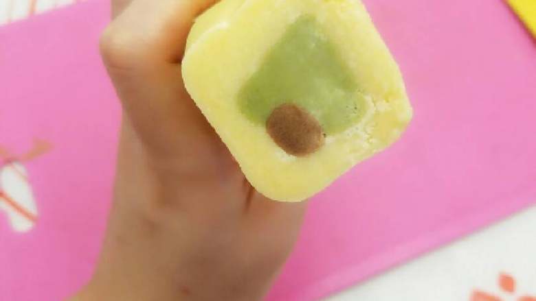 圣诞树饼干,冷冻好的面团基本上就是这个样子了,是不是树的轮廓已经出来了