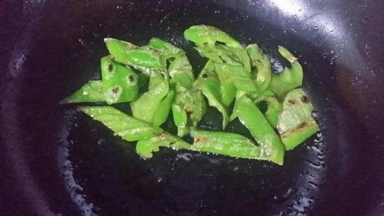 青椒炒腰花,锅大火烧热,锅干倒入青椒,炒几下,加适量盐,炒至青椒略焦,加花生油续炒,至青椒虎皮状,倒入猪腰翻炒至刚熟,关炉火加适量生抽,炒勻装碟。
