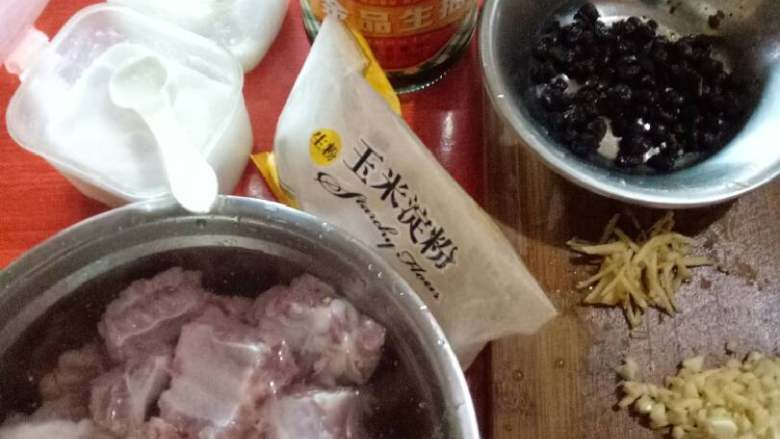 豆豉蒸排骨,材料备齐,排骨洗净,用清水泡一会儿去血水,沥干水份