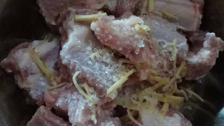 豆豉蒸排骨,洗净的排骨先加入姜丝和少量糖拌匀