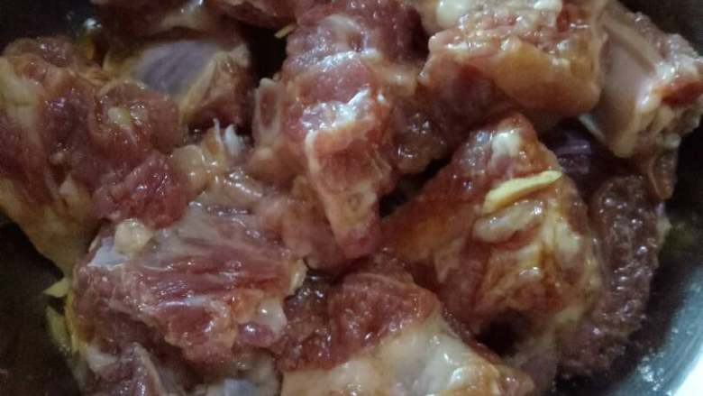 豆豉蒸排骨,接着加入适量生抽、盐继续拌匀