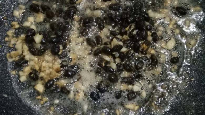 豆豉蒸排骨,豆豉洗一下控干水份,蒜蓉与豆豉下油锅煸香至蒜蓉变色捞出