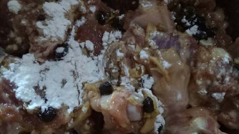 豆豉蒸排骨,加入少量淀粉,再拌匀