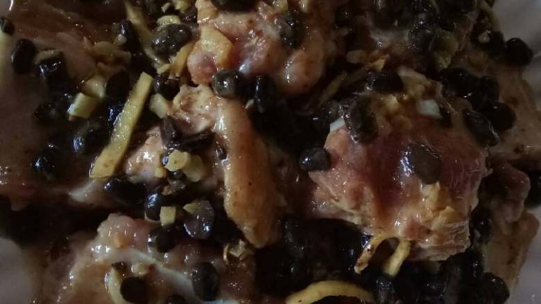 豆豉蒸排骨,将排骨码入盘子内,水开后架入锅中,中大火蒸30分钟(喜欢吃排骨软烂脱骨的,蒸的时间延长到50分钟左右)