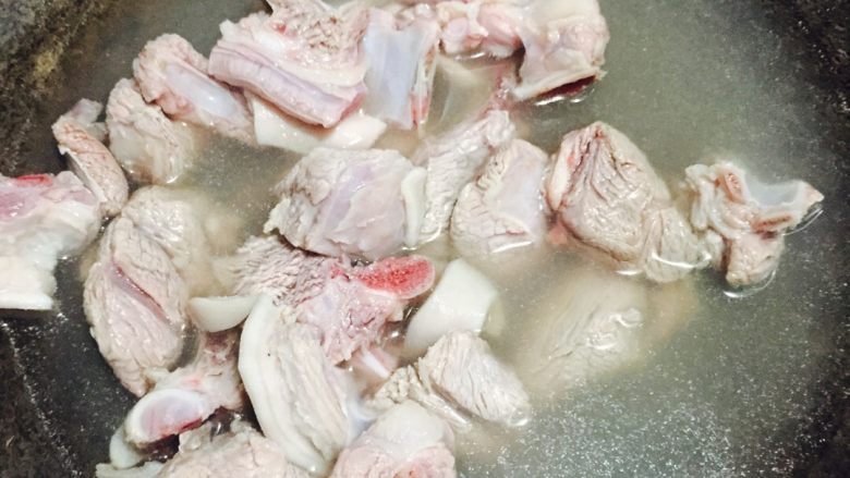 #年夜饭#羊肉煲,锅里放入清水,羊肉冷水下锅待水烧开,血沫膻味除净,捞出冲净备用