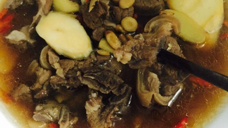 #年夜饭#羊肉煲,出锅前放入<a style='color:red;display:inline-block;' href='/shicai/ 142822'>枸杞子</a>,1勺的盐和适量的味精即可