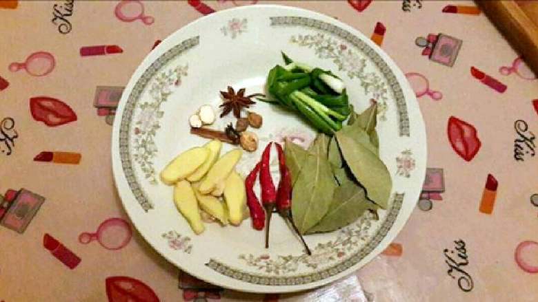 皮冻鱼🐟,把准备好的肉皮粒和辅料一同倒入锅内放两倍的水(或之前煮肉皮的锅内,水不够可加清水),并加入调料煮熟肉皮。