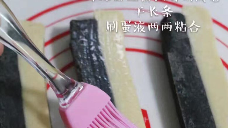 ✨健康零食✨黑芝麻棋格饼干,一小时后取出切成条状刷蛋液