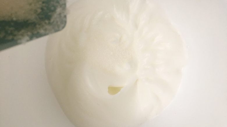 蔓越莓天使蛋糕奶油卷,高速打发越来越细腻的时候加入第二次糖,拎起打蛋器出现大弯钩的时候加入剩余糖。